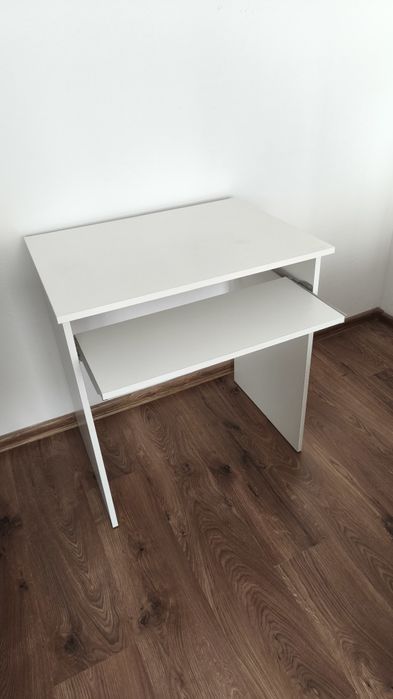 Białe biurko komputerowe