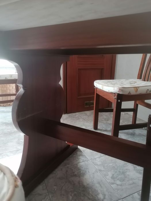 Mesa de cozinha em madeira maciça com 5 cadeiras com tampo em pedra má