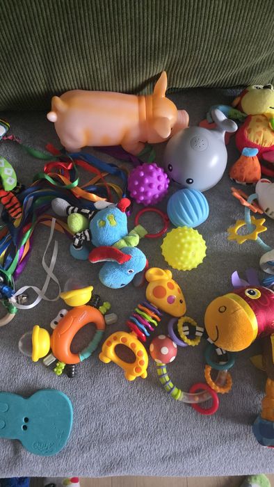 Дитячі іграшки, брязкальця