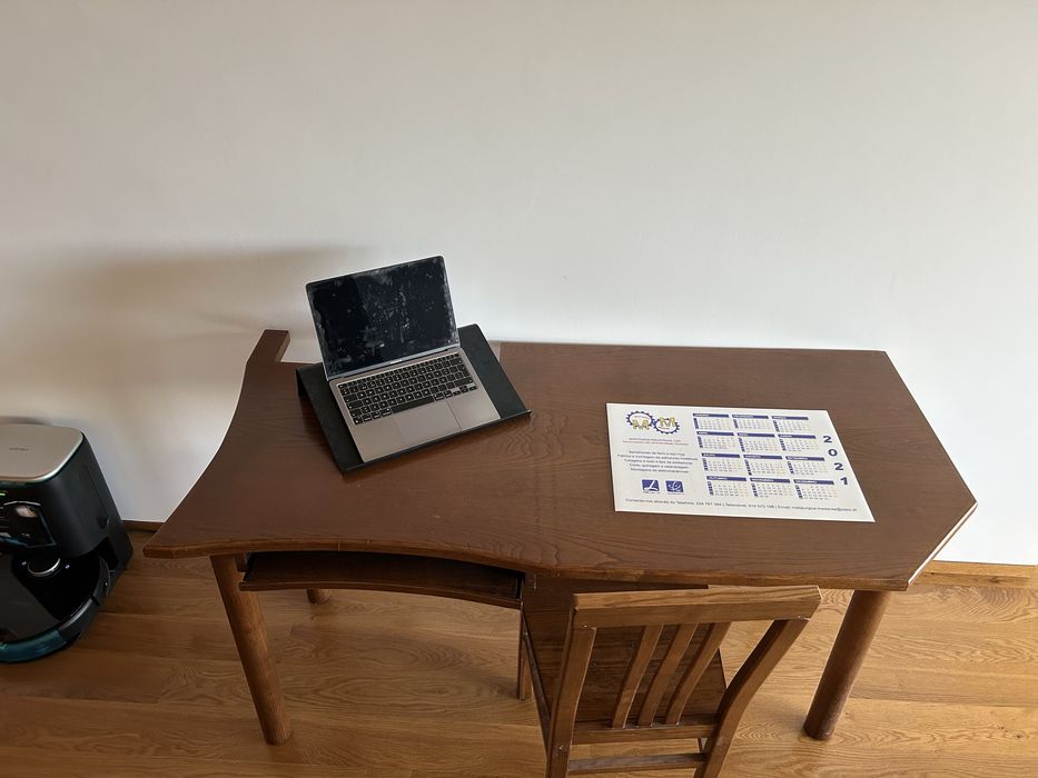 Mesa de escritório com cadeira em madeira