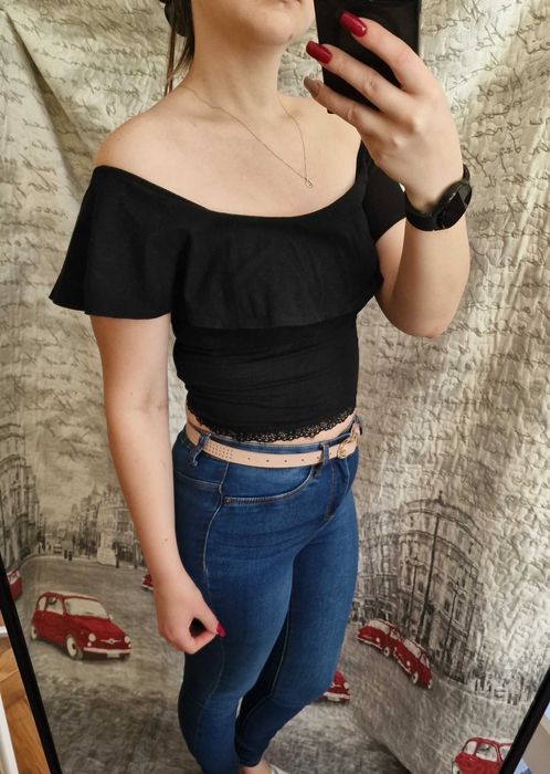 Bluzka hiszpanka z odkrytymi ramionami Bershka koronka crop top