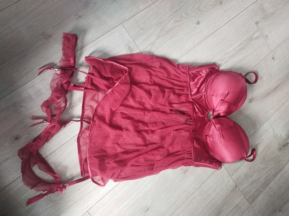 Piękna czerwona sexy halka koszula nocna Censored New Yorker 85B push