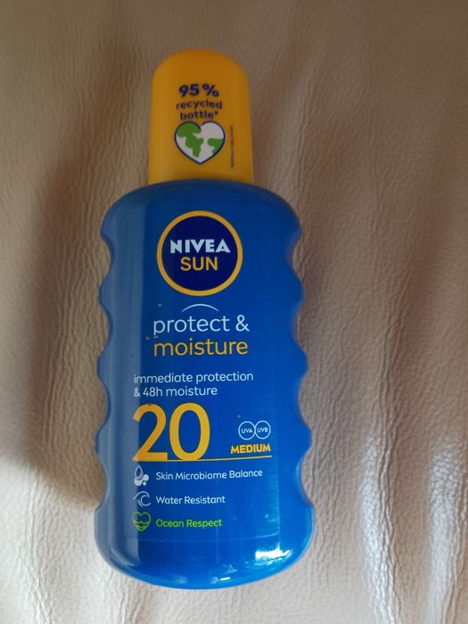 Spray Nivea SPF 20 ochrona słońca.