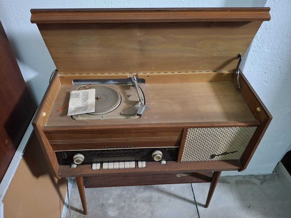 Móvel rádio e Gira Discos Vintage