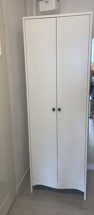 Biała szafa Ikea