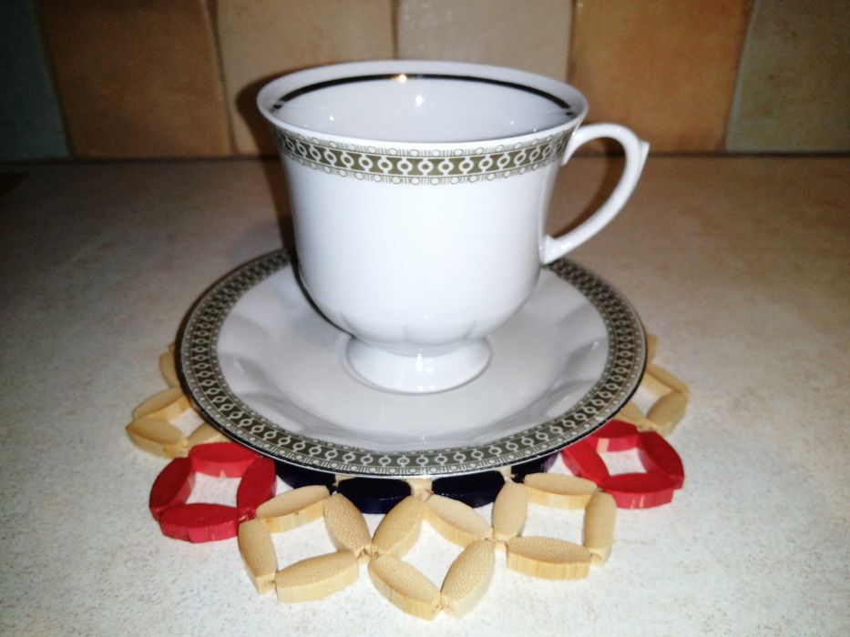 Filiżanka ze spodkiem-porcelana kanelowana wzór-Chodzież-stan ideał.