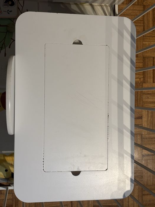 Mesa com arrumação e Cadeira