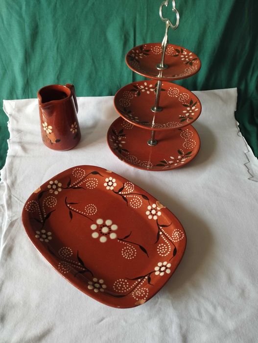 Conjunto de louça artesanal em barro vermelho