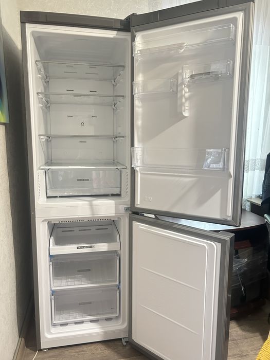 холодильник продам майже новий ( 1 рік в експлуатаціі)є гаранті