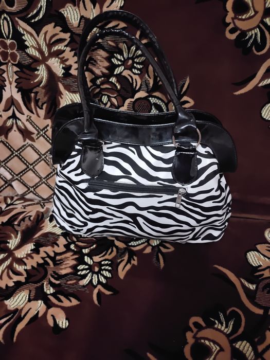 Сумка жіноча чорно-білого кольору.