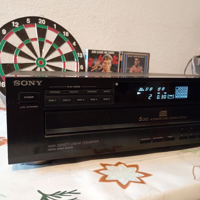 zmieniarka Sony z serii CDP-CE na 5 płyt.