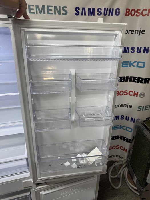 Вбудований холодильник Samsung (забудова в меблі)