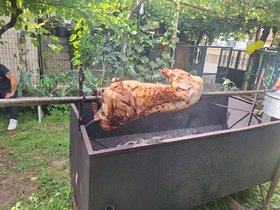 Assador de porco no espeto