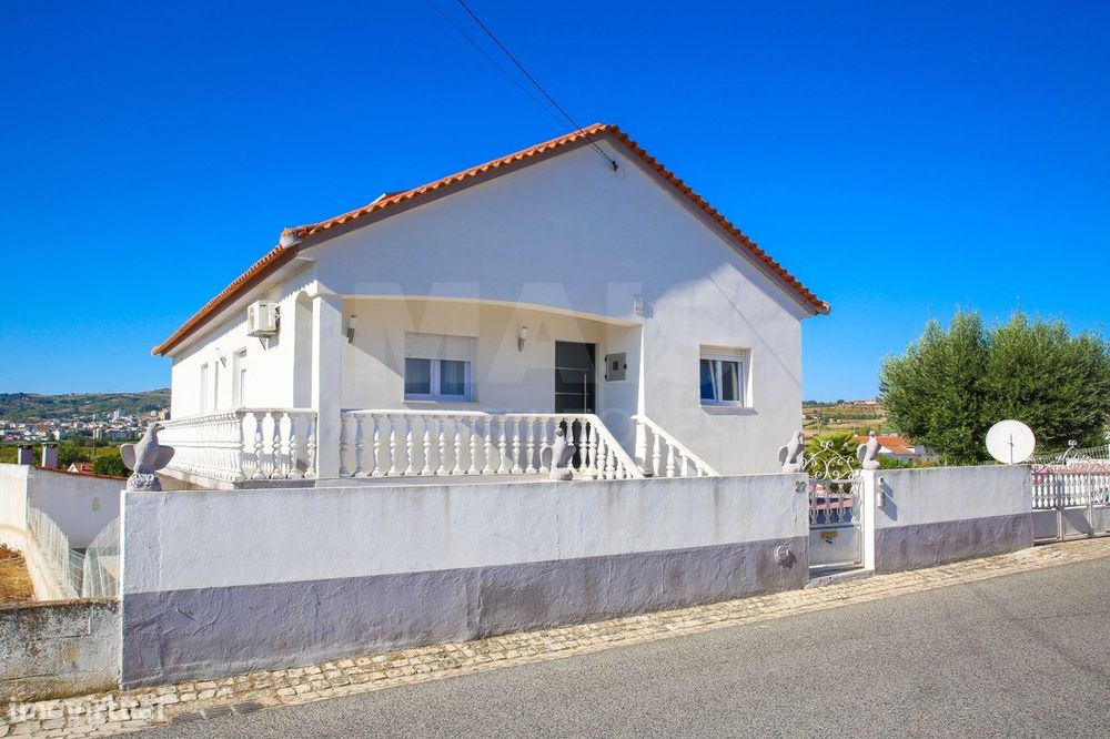 Moradia T3+1 no Camarnal- Alenquer