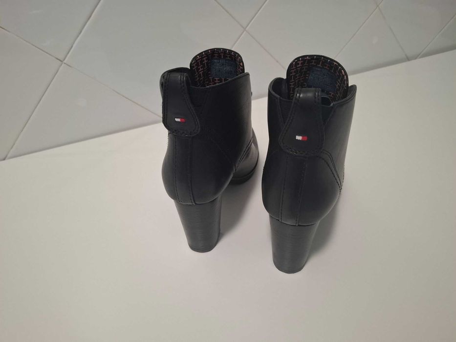 Botins Tommy Hilfiger com atacadores Pretos em Pele – Como Novos