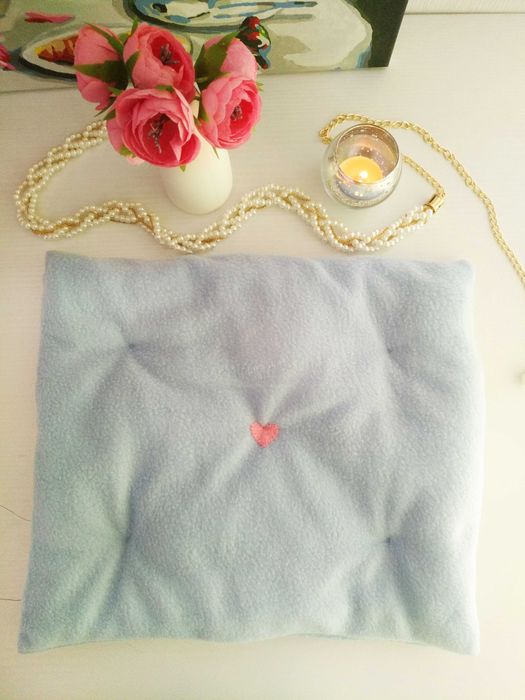 Блакитна лежанка для котів та маленьких собак