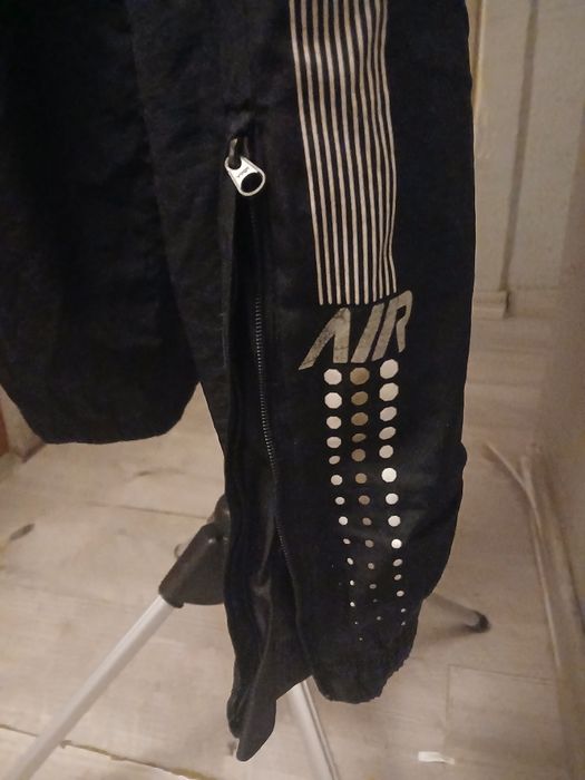CArne spodnie ala ortalion matowy z czerwonym napisem NIKE R. L
