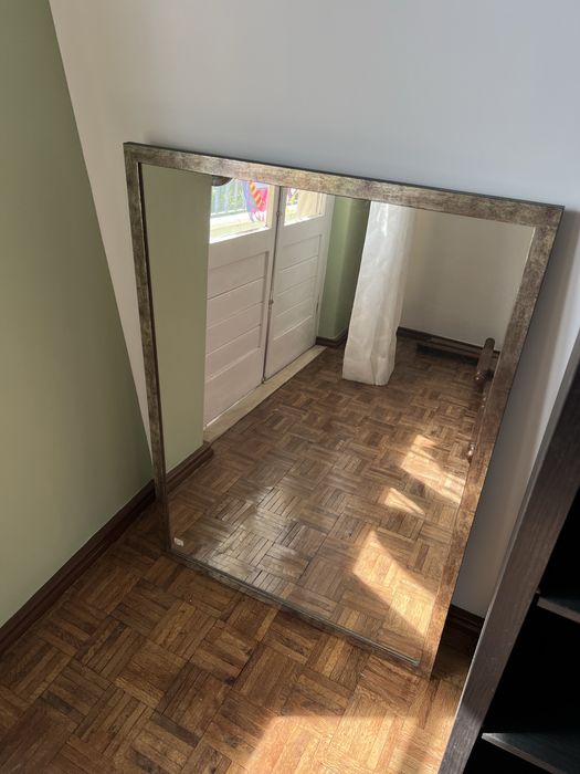 Espelho de parede com detalhe dourado