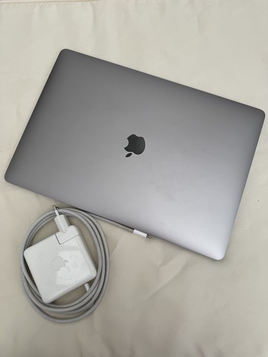 MacBook Pro 15” 2018 i7 16 GB 256 GB stan bardzo dobry!