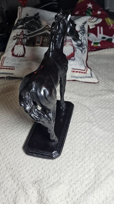 Статуетка коня лошади