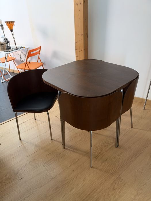 Conjunto Mesa e cadeiras de encaixe