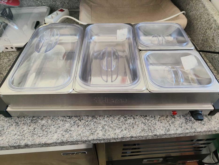 Arrendo loja 510€, perto da Escola Secundária Vila Verde ESVV, a face da rua com 3 frentes toda em vidro com película fosca,com opção Trespasse 2.500€