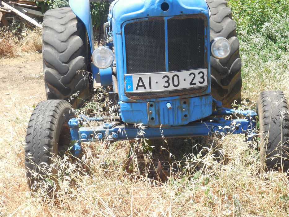 Trator Fordson Super Major com documentos.