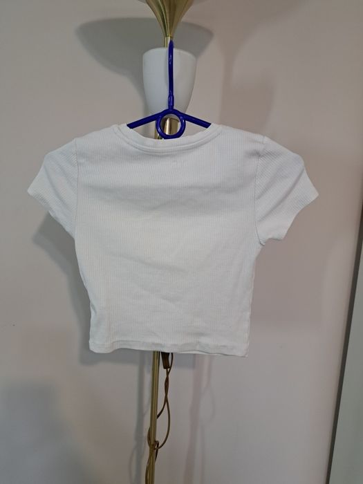 Biały prążkowany crop top, krótki rękaw - FB Sister