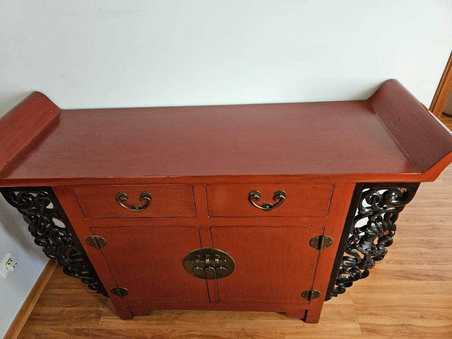 Cómoda/ aparador com detalhes esculpidos .