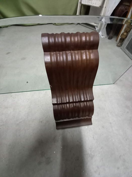 Consola em vidro com cachorros de madeira de castanho