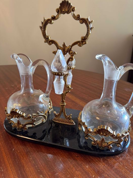 Galheteiro antigo com suporte em vidro e latão