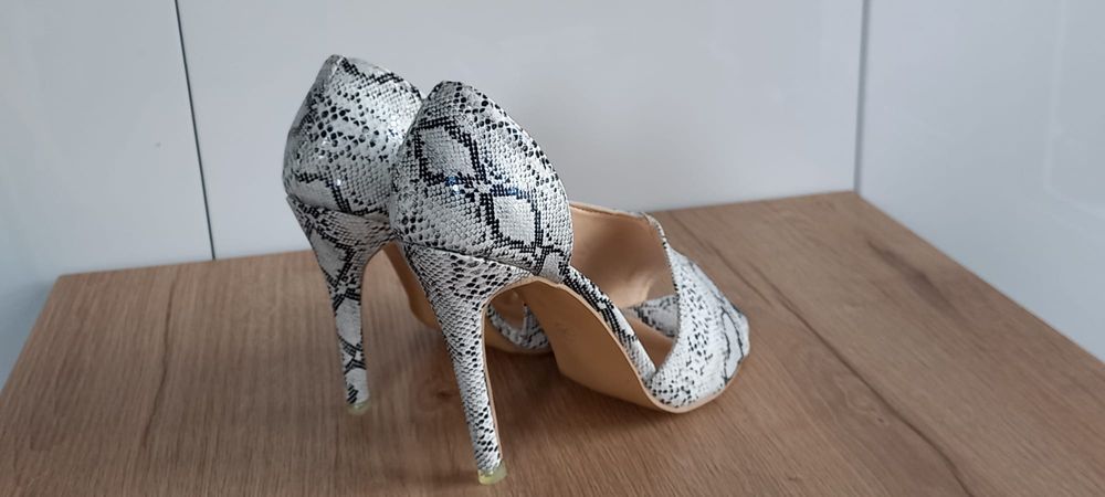 Szpilki 38 wężowa skórka 24 cm