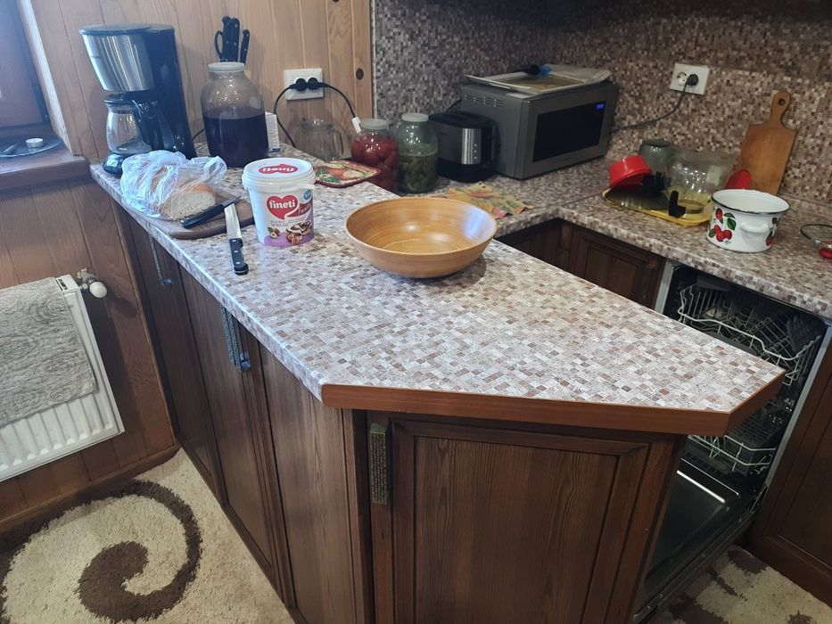 Будинок з великою територією басейном альтанкою