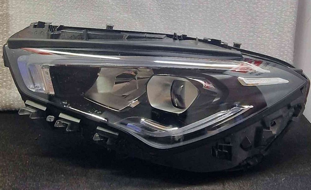 Ótica / Farol Esquerdo A1189068500 - MERCEDES-BENZ CLA