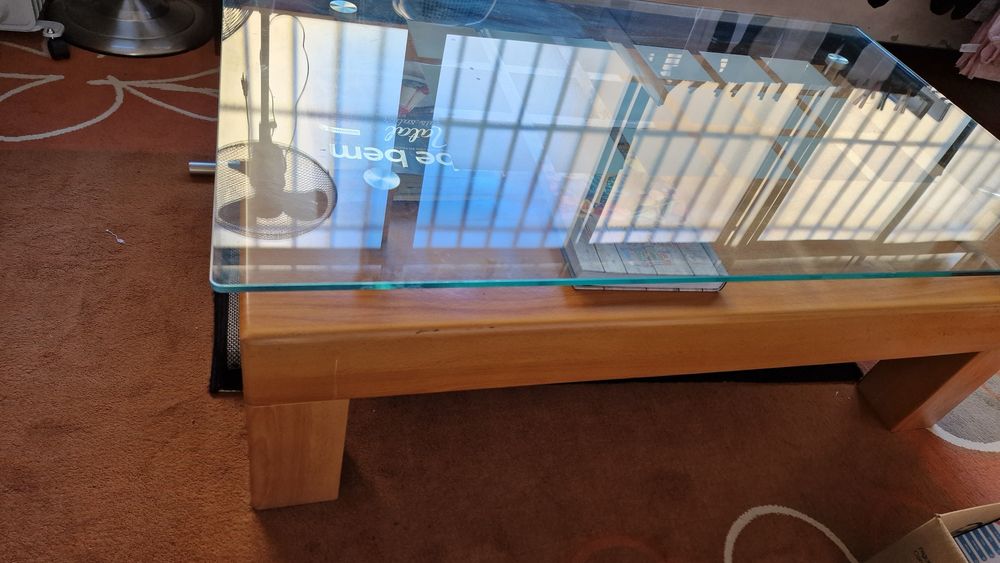 Mesa de centro em madeira e vidro