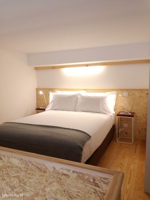 Apartamento T1 com mezanino e pátio exterior