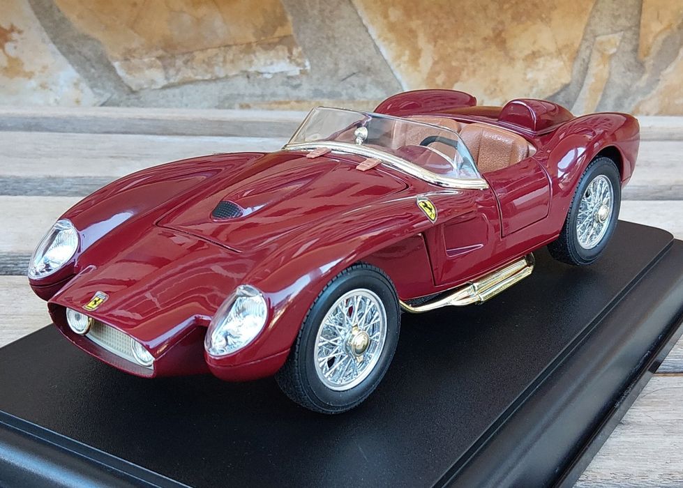 1958 Ferrari 250 Testa Rossa & Road Fuel Pump – Shell Collezione Classico 1:18
