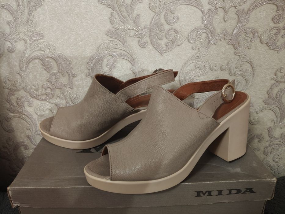 Шкіряні босоніжки