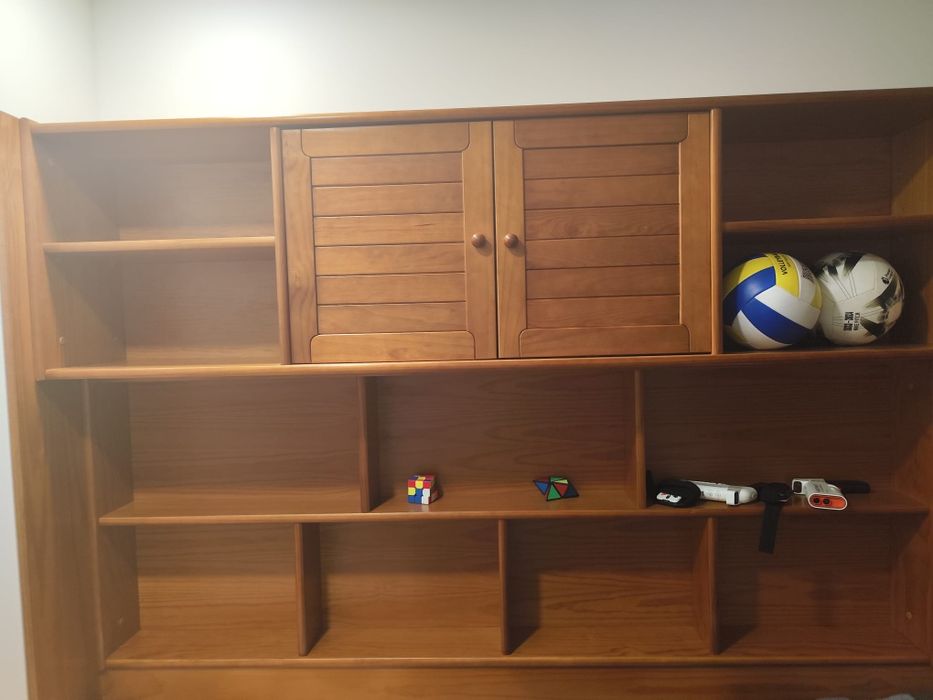 Duas camas com colchões e mobiliário...