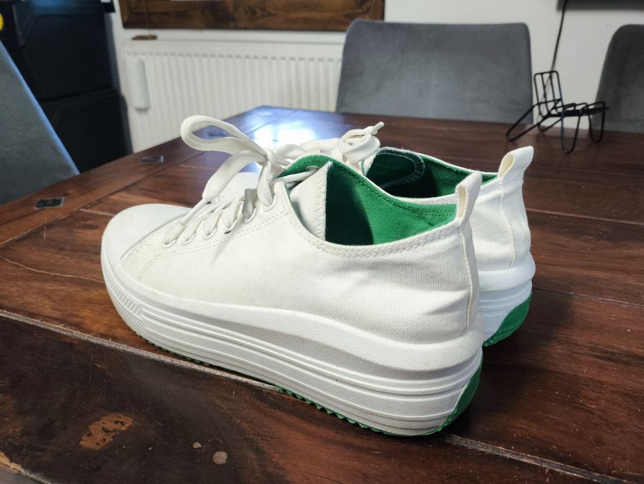 Buty na koturnie białe trampki