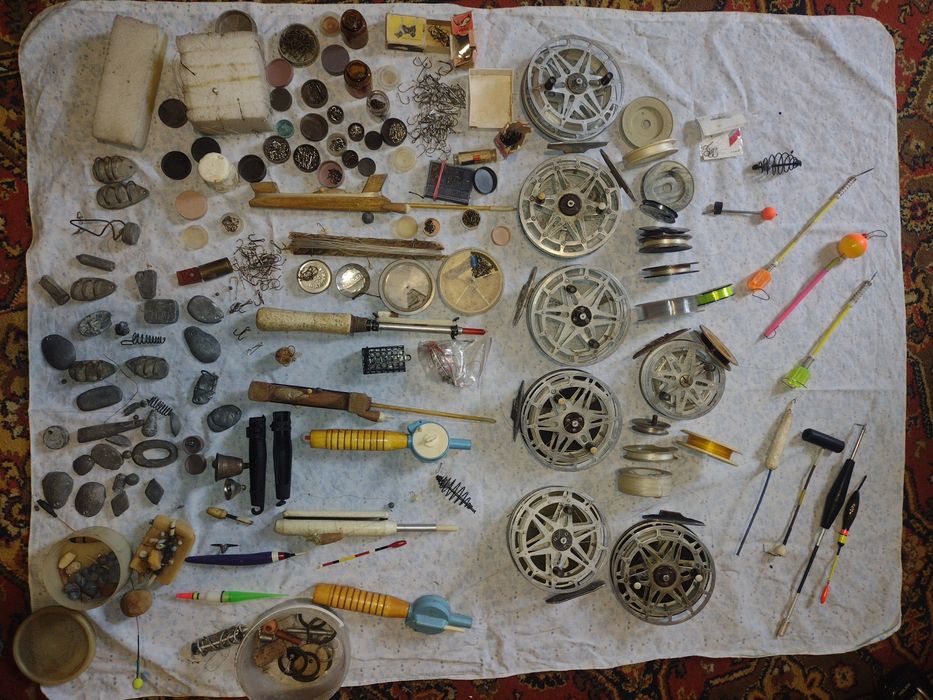 поплавок, крючки,+сумка и садок,стул.Все одним лотом.Смотрите все фото