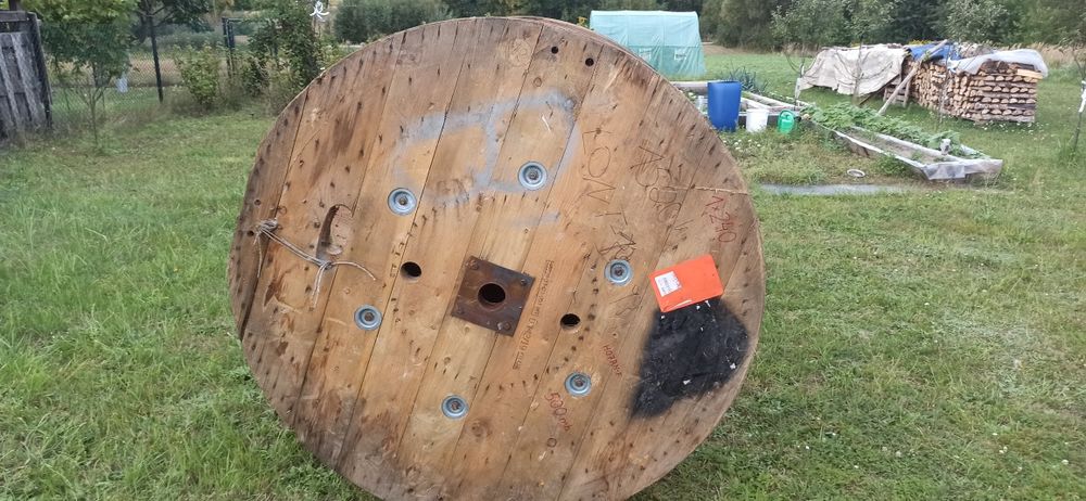 Szpula po kablu na stół do ogrodu