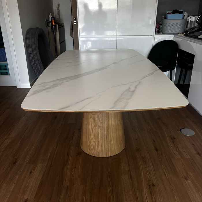 Mesa como nova com 90cm por 1,60cm