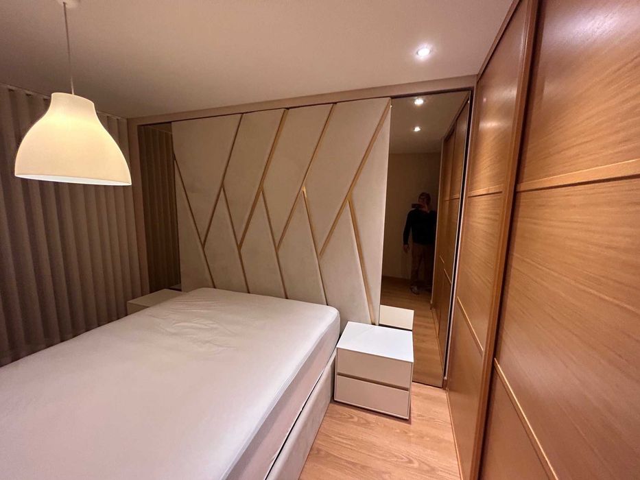 Cama alta tecto + 2 mesas de cabeceira - FABRICA - NOVO