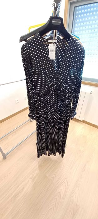 Vestido preto às bolinhas brancas