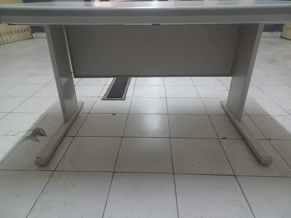 Mesa secretária.