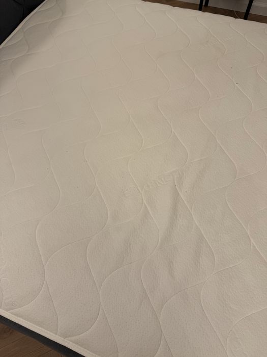 Łóżko tapicerowane 140x200 z materacem uzywane