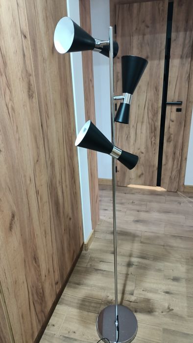 Lampa podłogowa regulowana