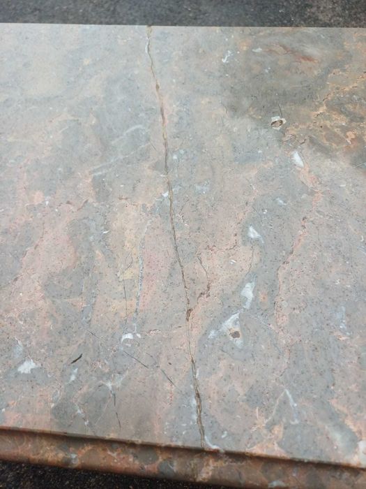 Mesa de centro, com tampo em pedra