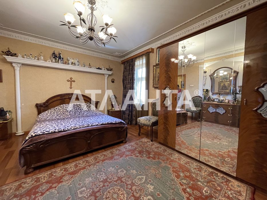 Трехкомнатная квартира с большой кухней студией